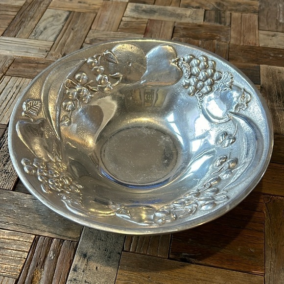Wilton Pewter Small Fruit Serving Bowl - Picture 1 of 7